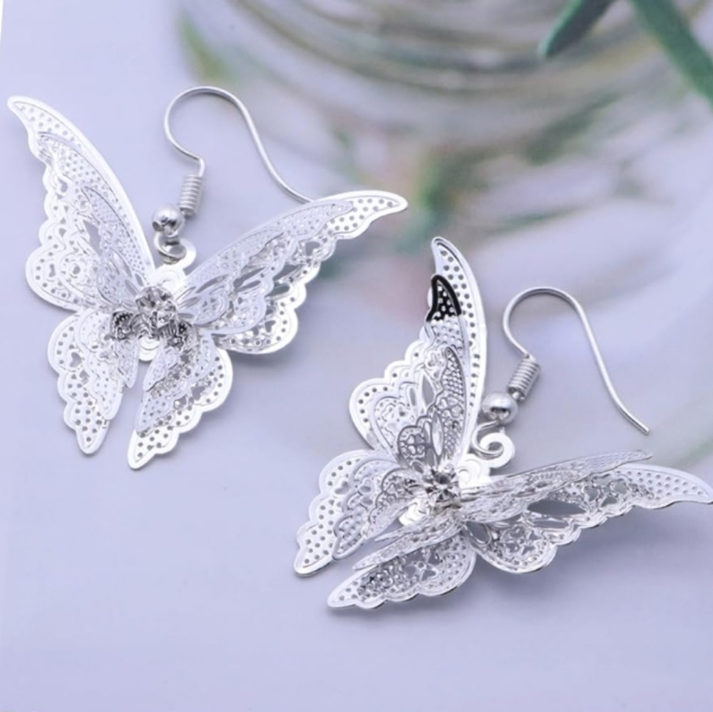 ❤️‍🔥New silvertone lightweight Dangle Butterfly Diamond Accent Earrings